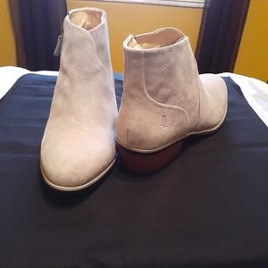 ❄❄COLD WEATHER SPECIALS....Frost Gray Hush Puppies